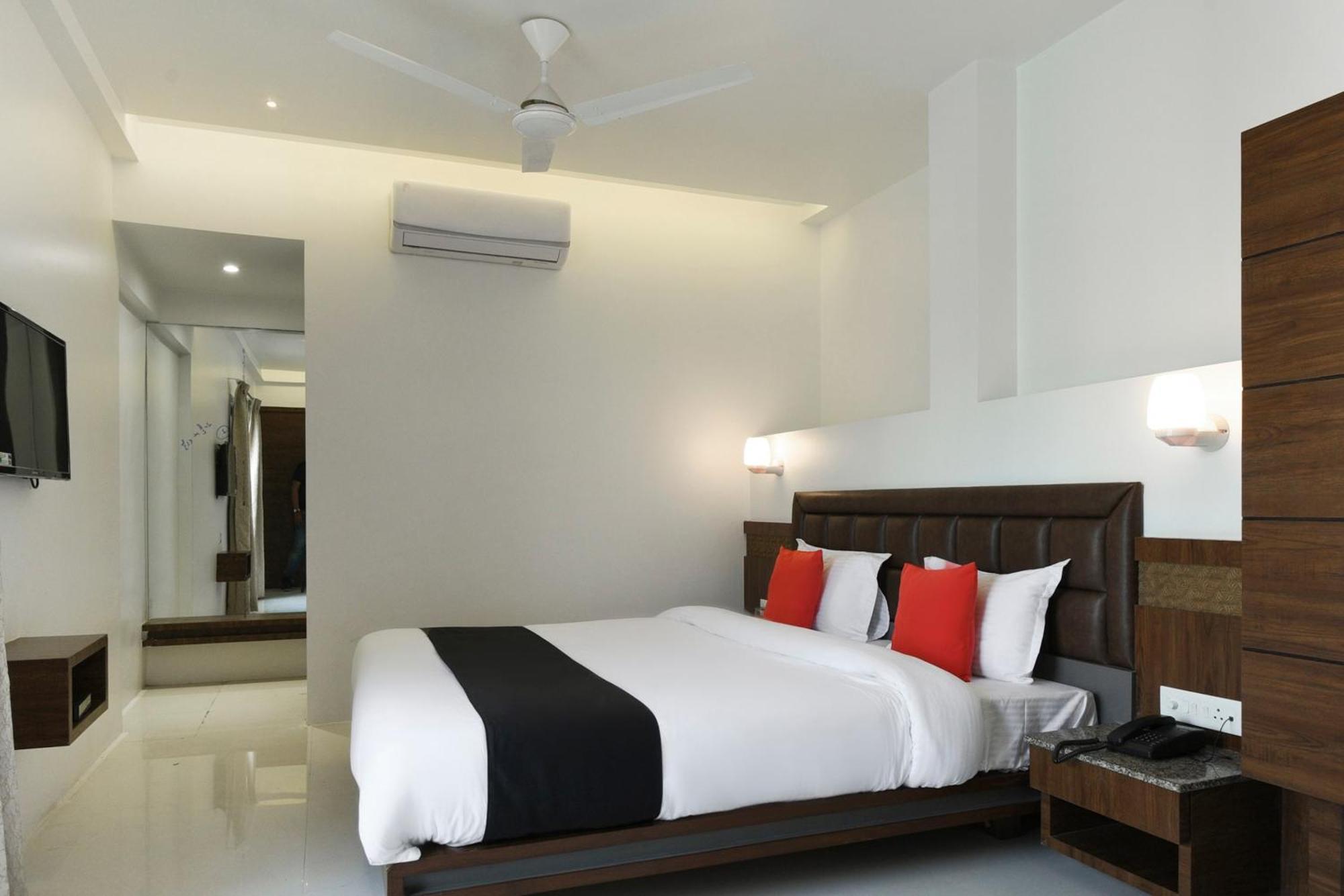 Oyo Flagship Hotel Shreeyash Executive Mangvadi Exterior photo