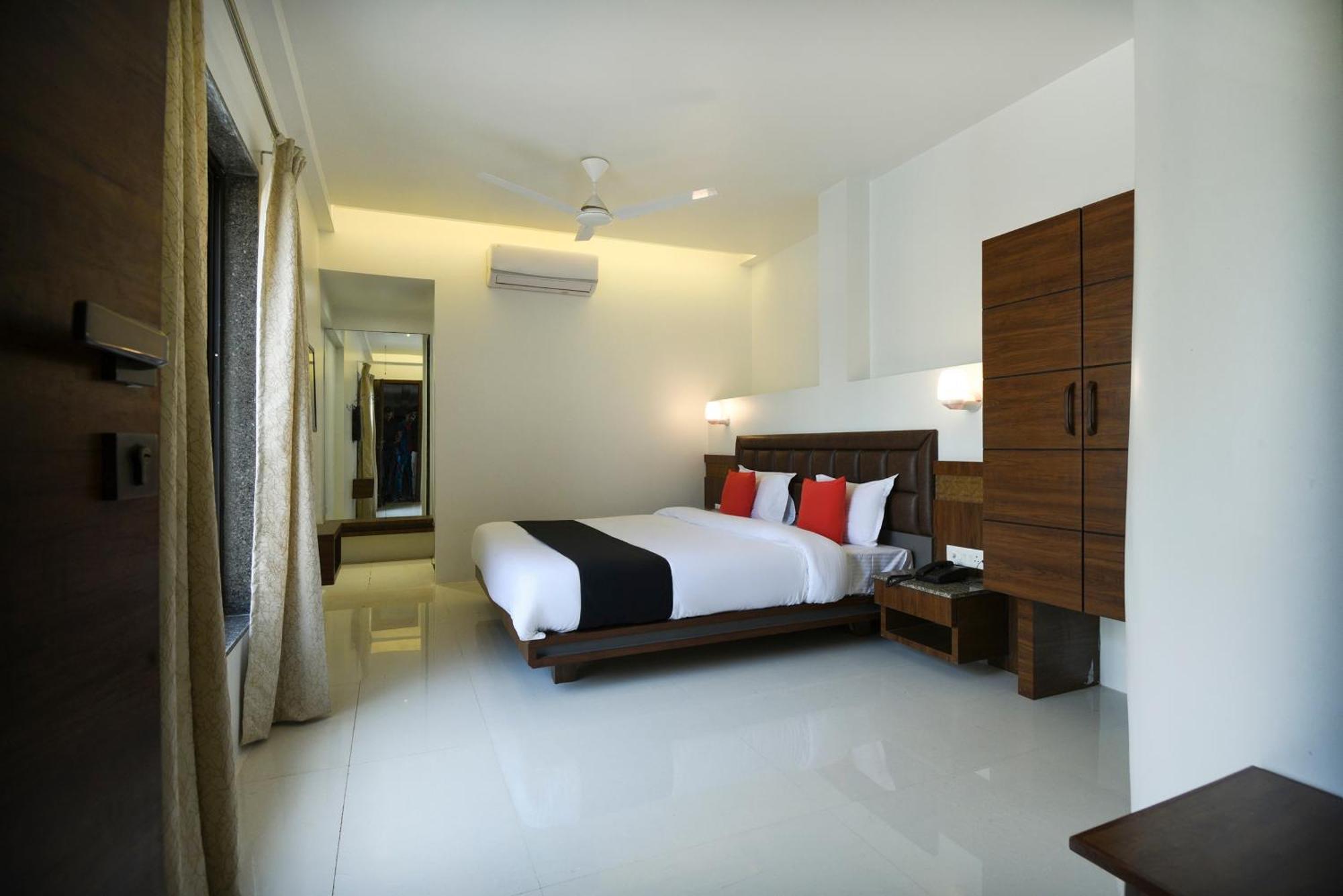 Oyo Flagship Hotel Shreeyash Executive Mangvadi Exterior photo