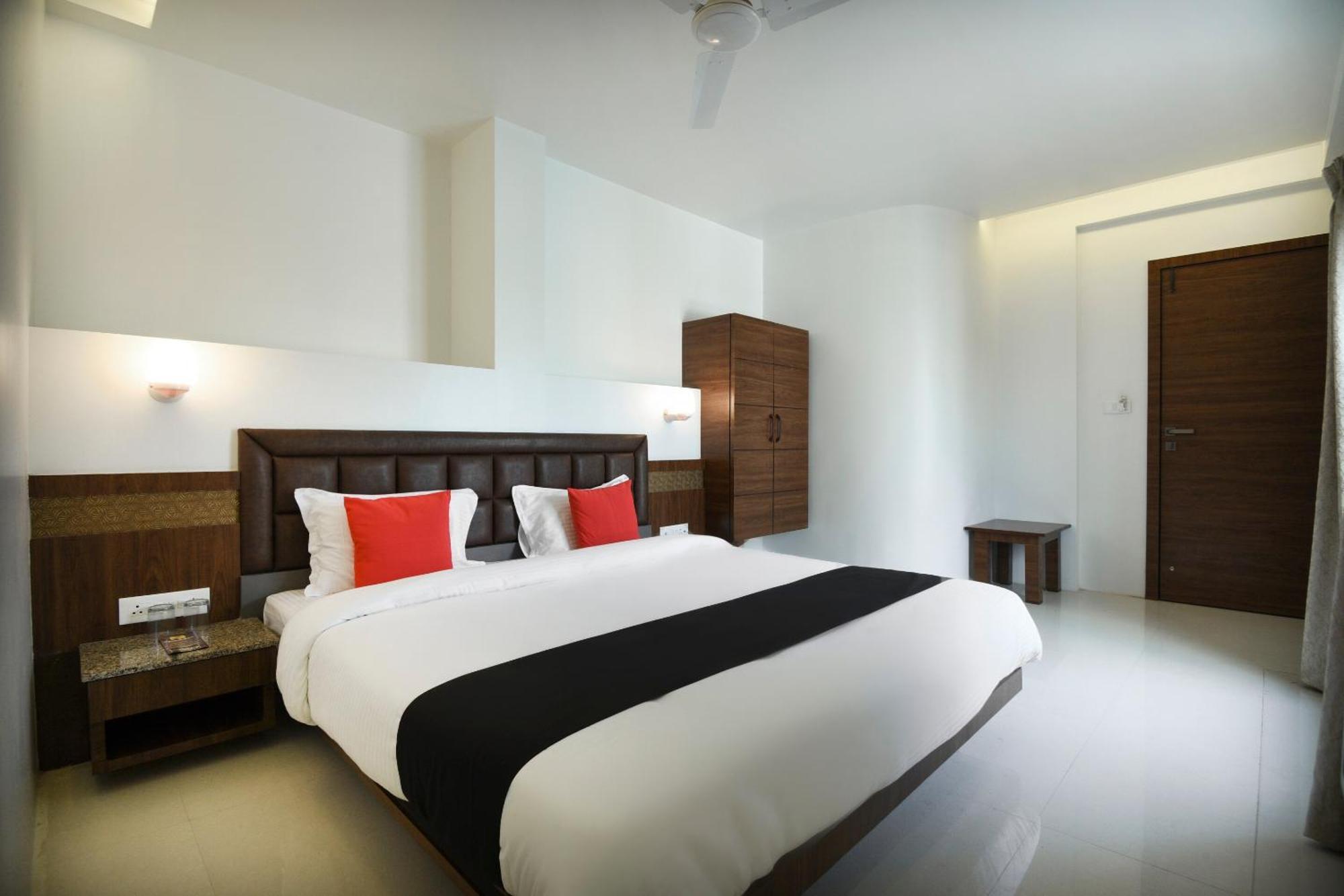 Oyo Flagship Hotel Shreeyash Executive Mangvadi Exterior photo